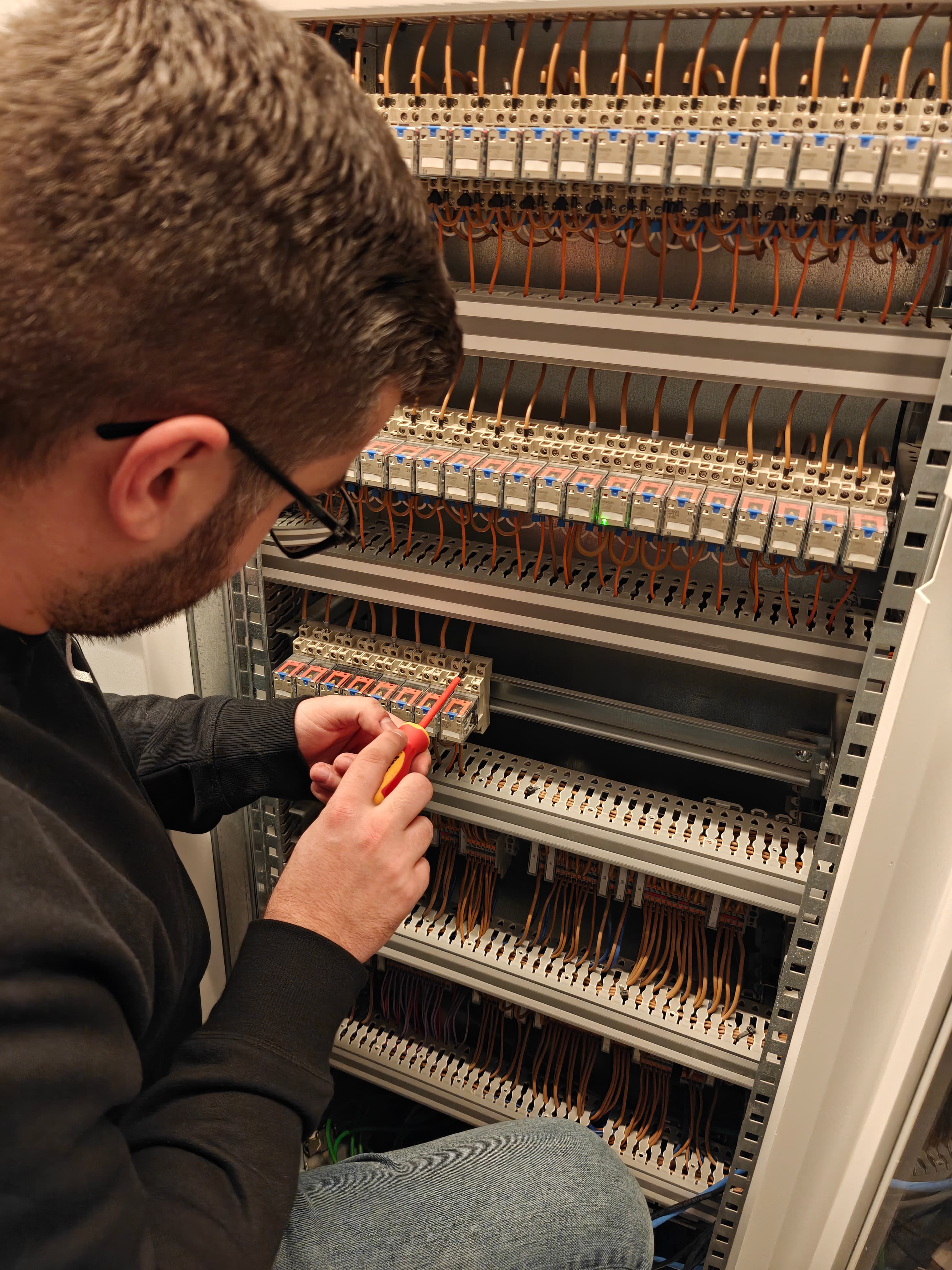 Elektrisch schema wordt opgebouwd in de werkplaats